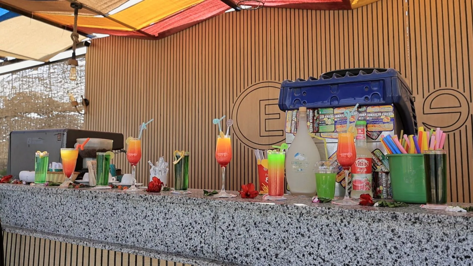Bunte alkoholfreie Cocktails und Säfte auf dem Tresen der Strandbar