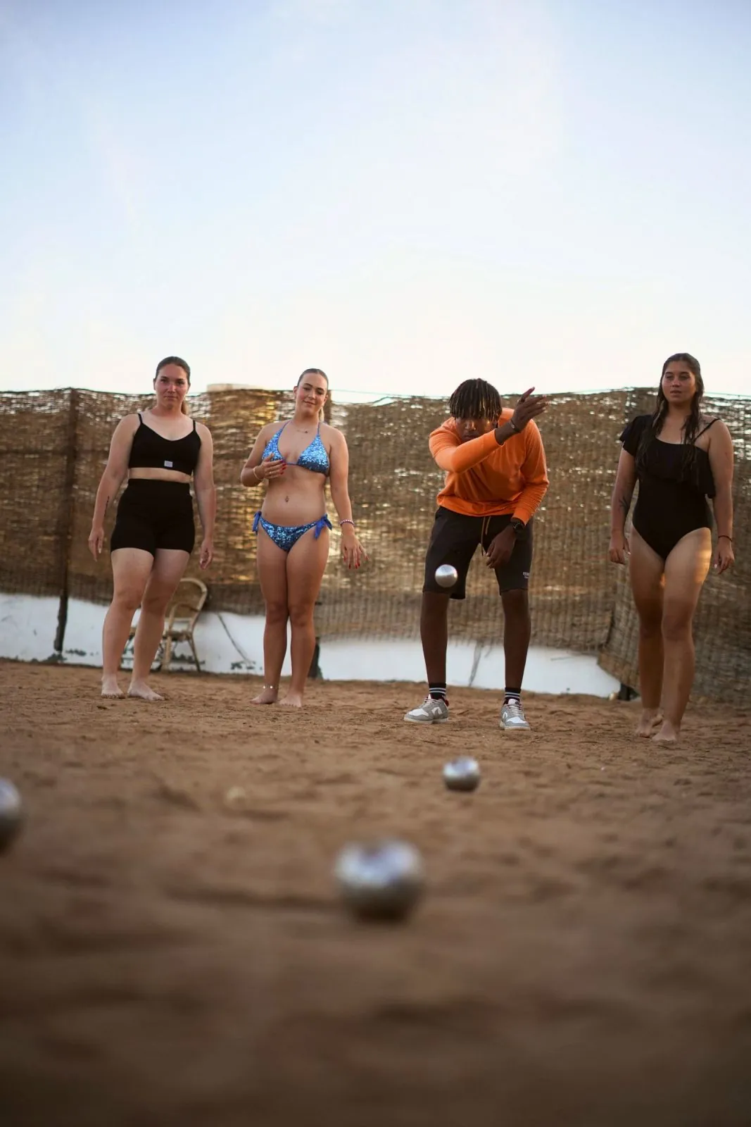 Eine Partie Boccia im Sand