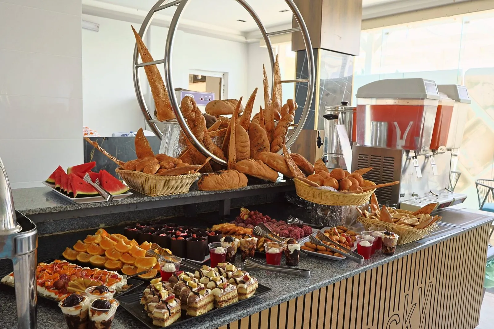 Die Backstation mit Brot, Gebäck, Kuchen und Obst