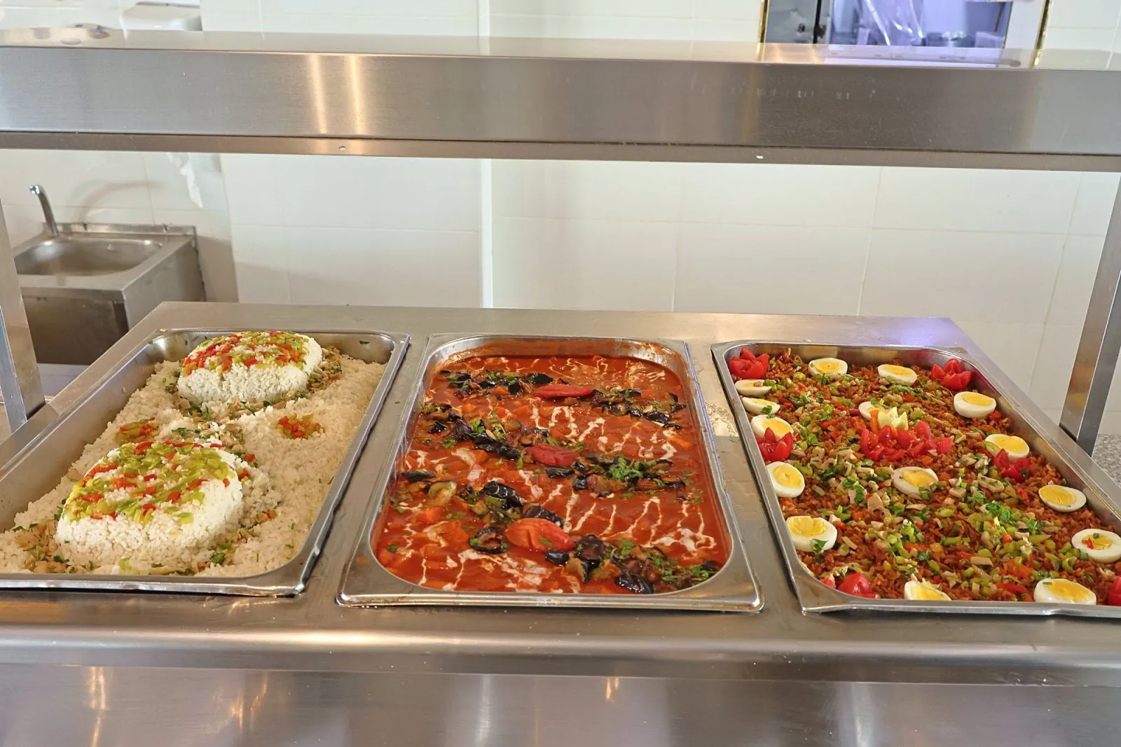Warme Gerichte am Buffet: Reis und Ofengerichte