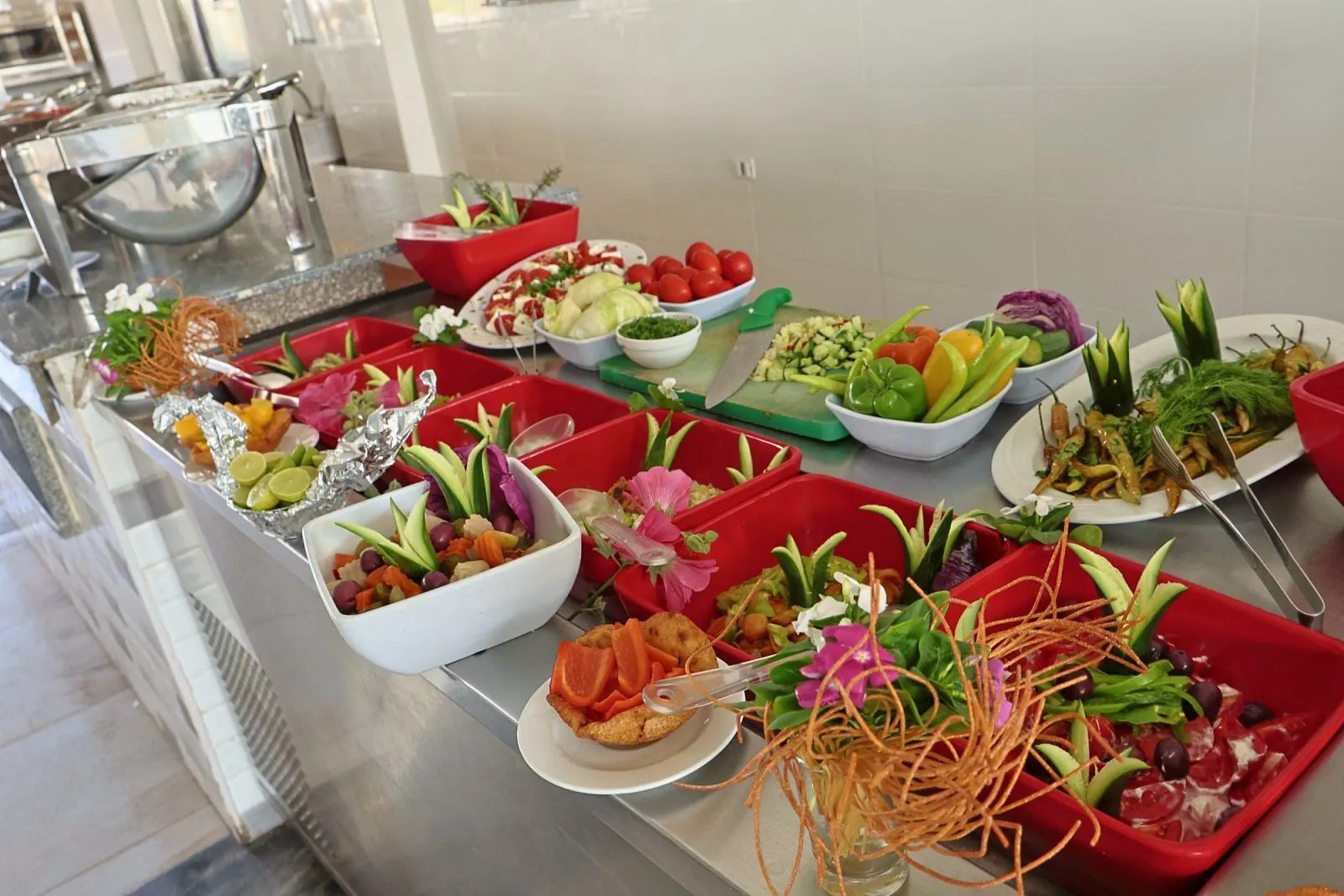 Das Salatbuffet mit frischem Gemüse in roten und weißen Schalen
