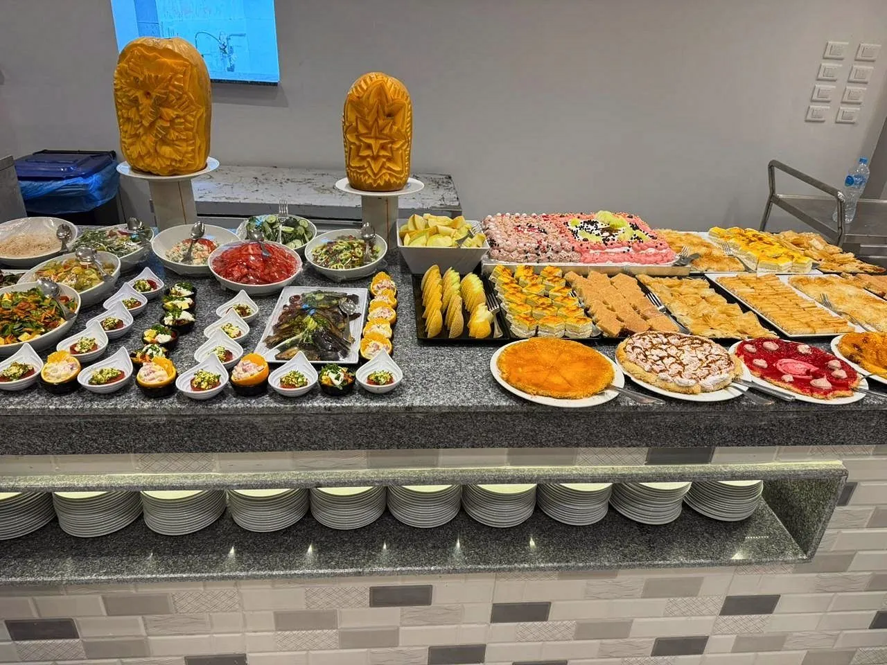 Das Buffet mit Salaten, warmen Gerichten und Desserts