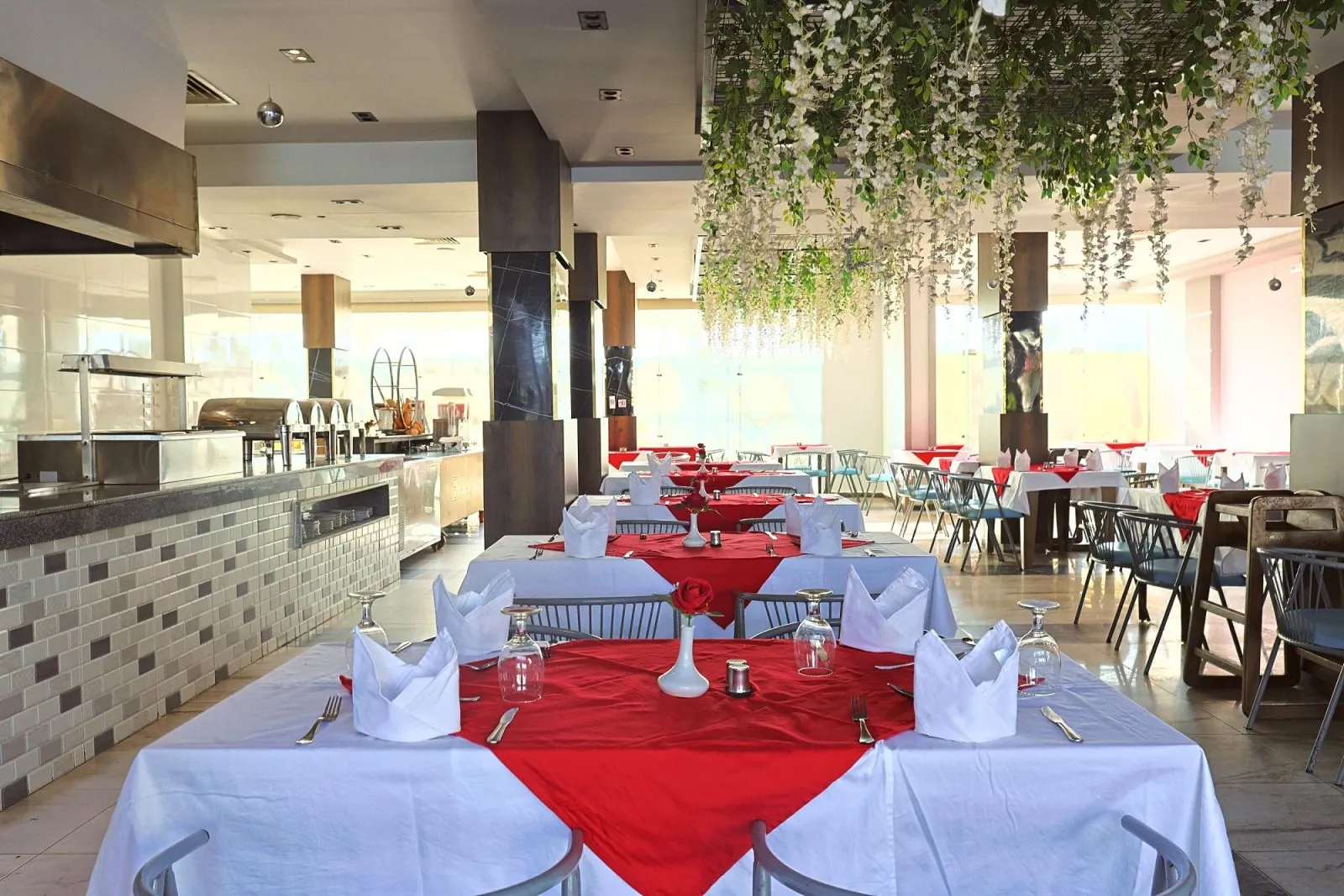 Das Hauptrestaurant unter seiner blühenden Decke