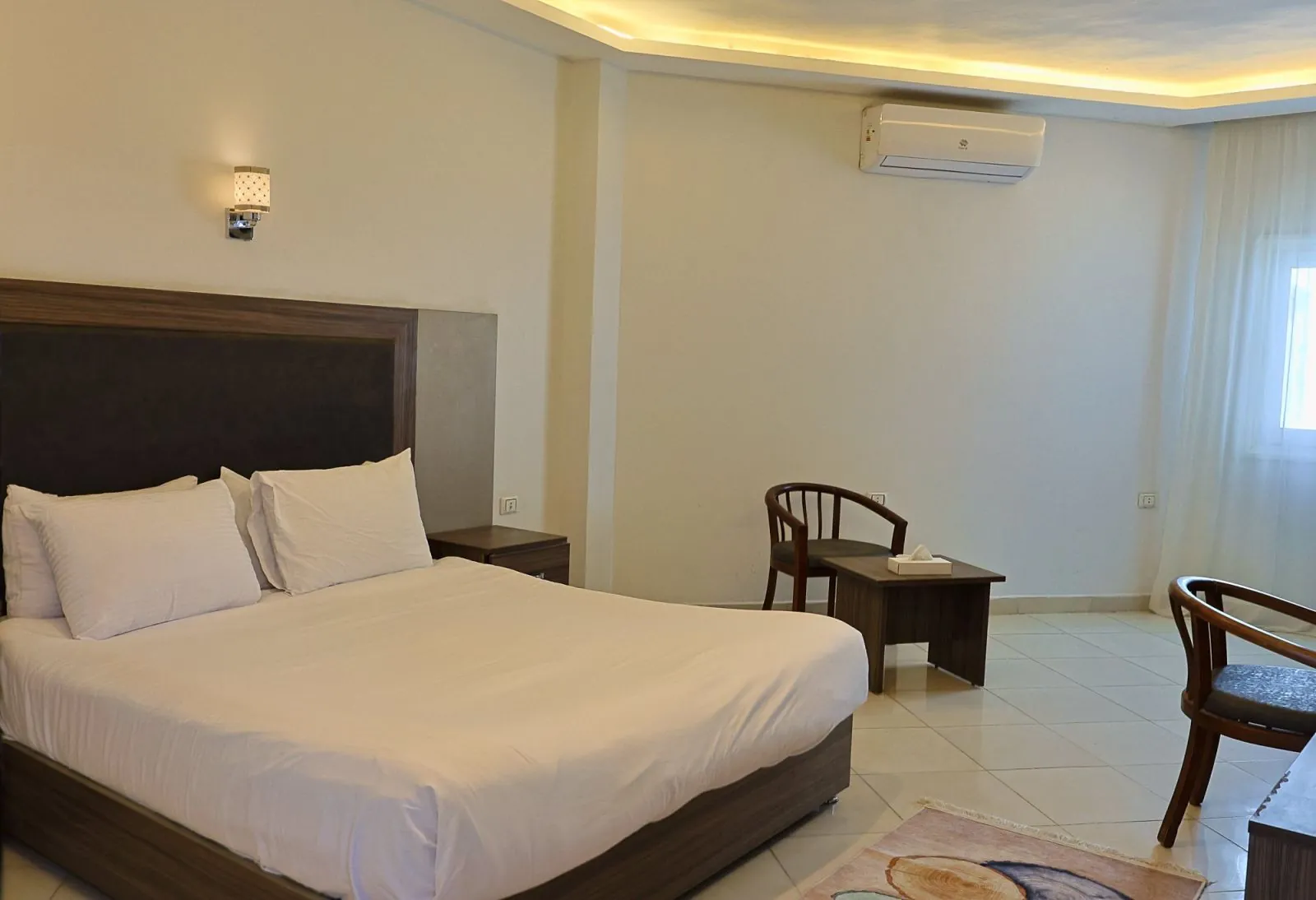 A double room with a large bed and a sitting corner