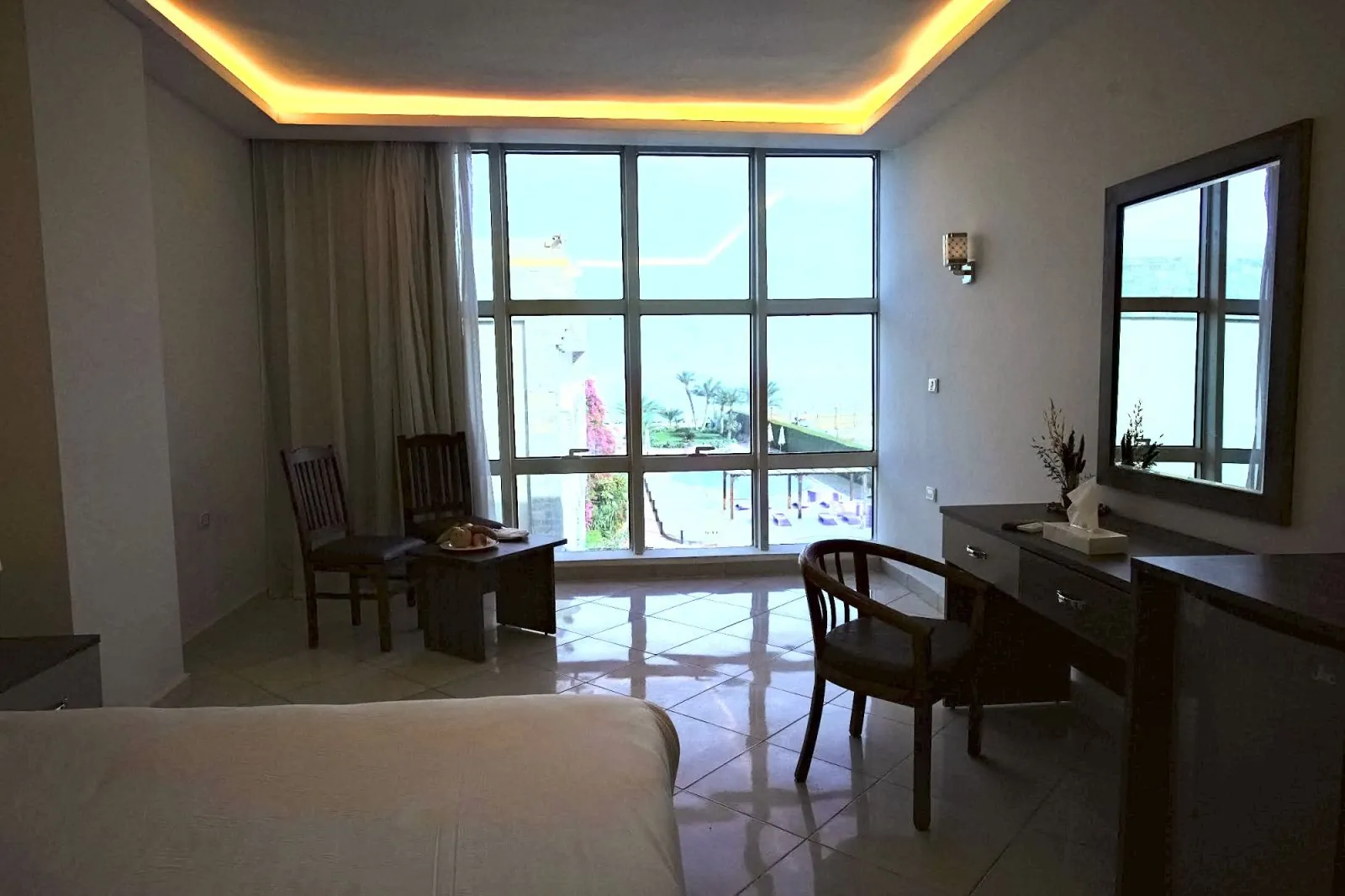 Das Fenster des Superior-Zimmers mit Blick auf Pools und Meer