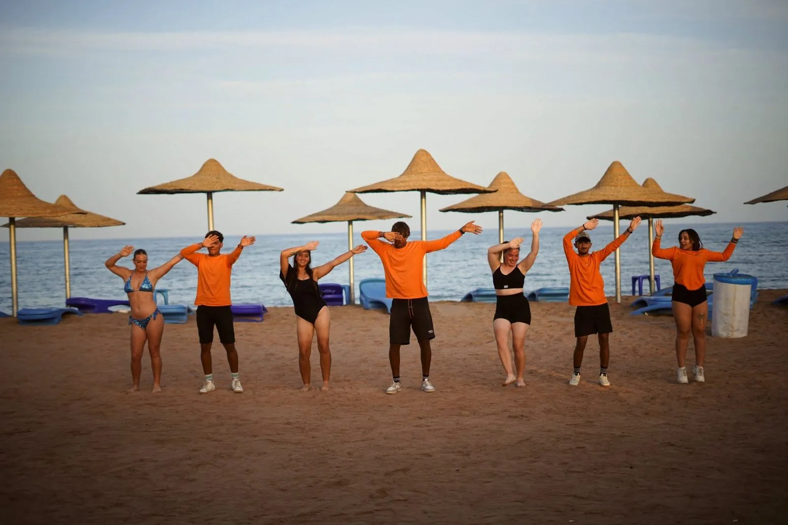 Morgendliches Stretching am Strand mit dem Animationsteam