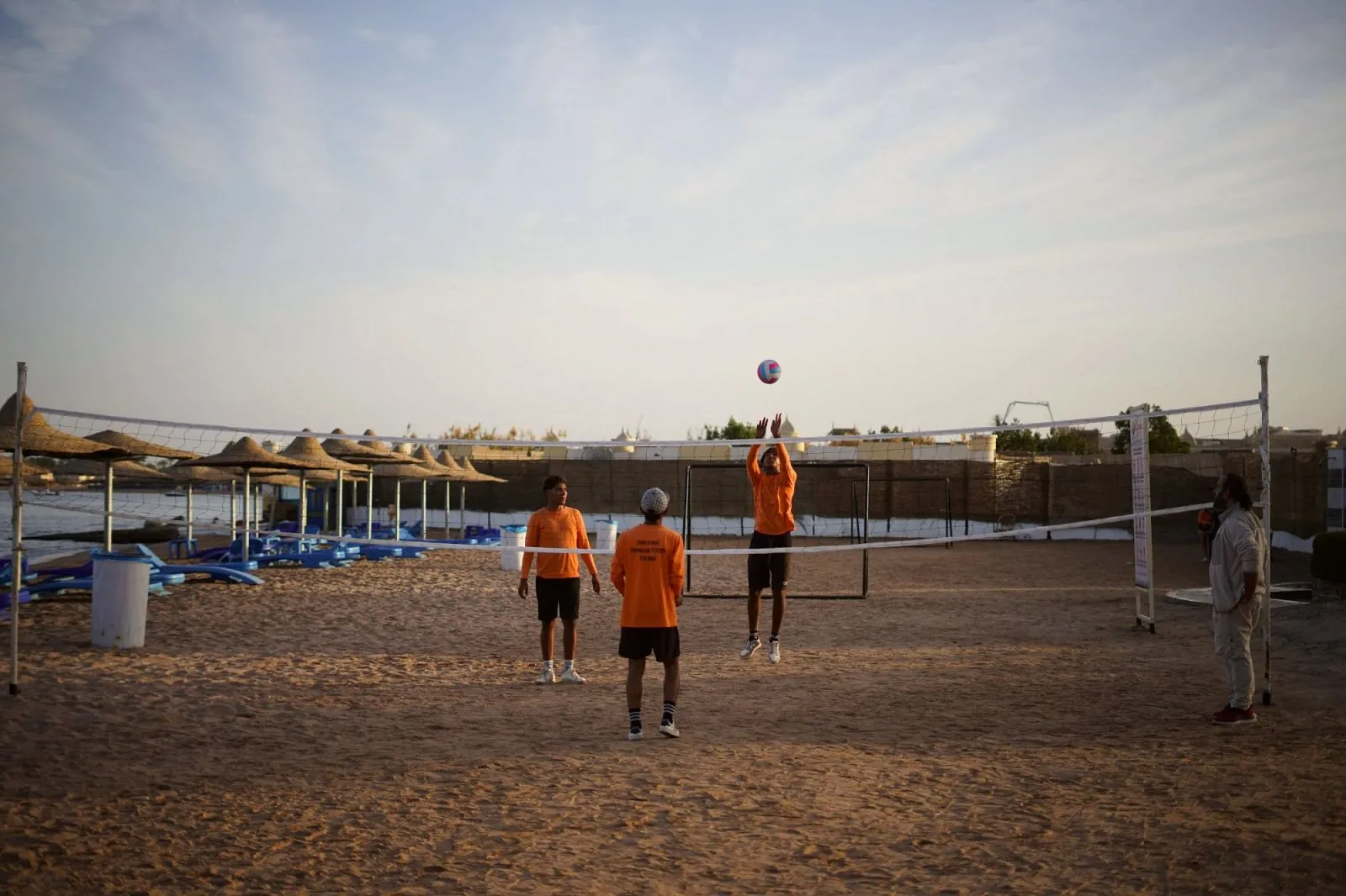 Beachvolleyball bei Sonnenuntergang mit dem Animationsteam